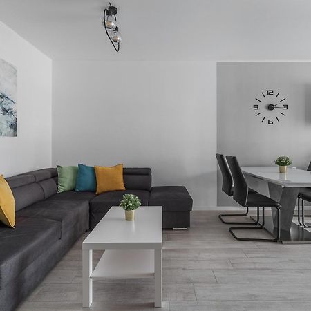 Ceyrat Flat Apartment Oradea Exterior foto